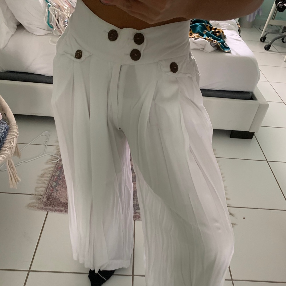 Valija Gitana white pants